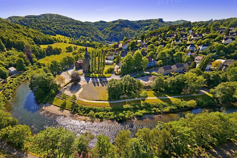 The Lenneschleife with the church of St. Josef in Nachrodt