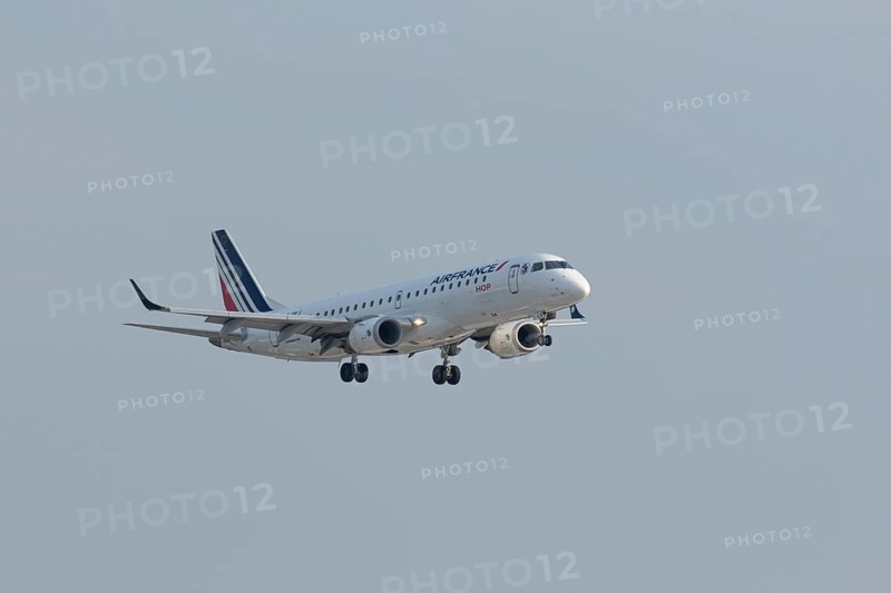 Passenger aircraft Embraer 190 of the airline Airfrance on approach to Hamburg Airport