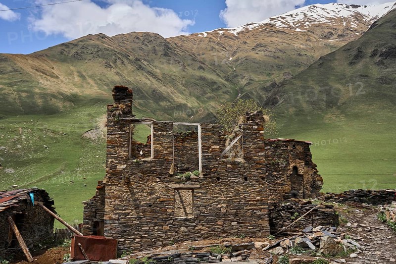 Decaying traditional dwelling house and stable