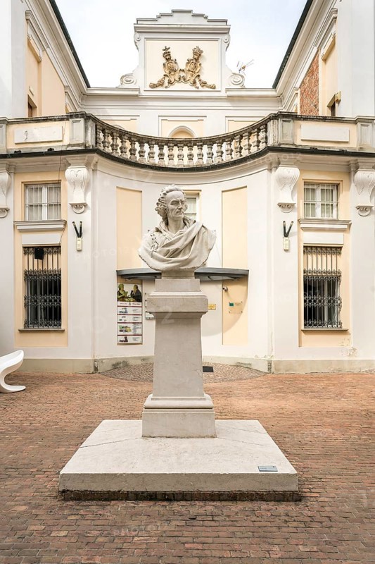 Inner courtyard with bust of the poet Vittorio Alfieri