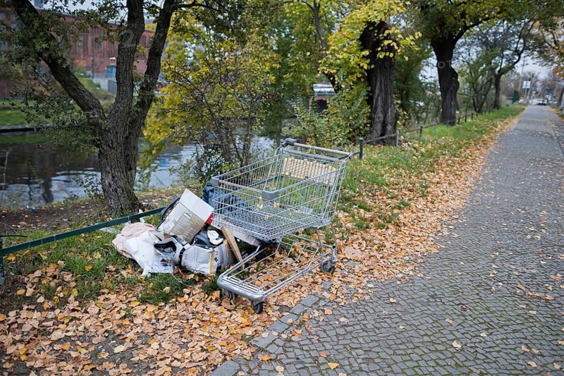 Illegal waste disposal. A shopping trolley and rubbish lie on a pavement in Berlin Moabit. Berlin