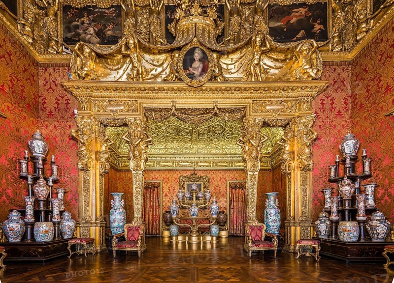 Chinese Vases in the Hall of the Alcoves