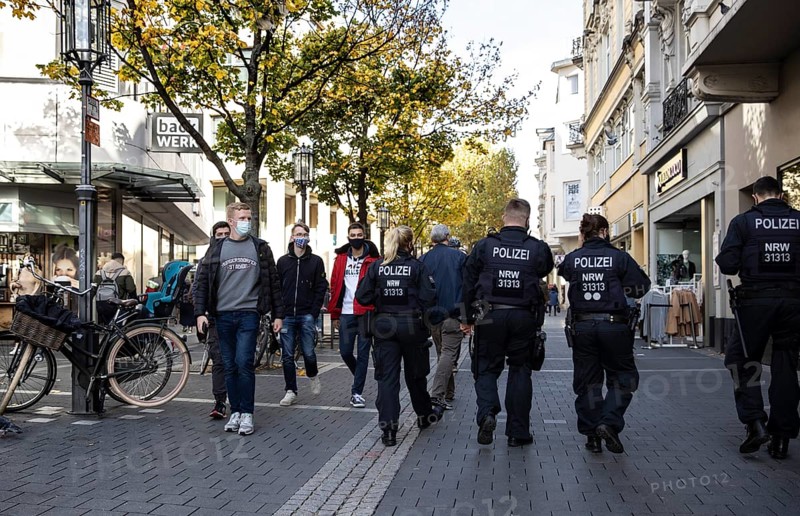 Police control the observance of the Corona regulations in the city centre. Wearing of masks