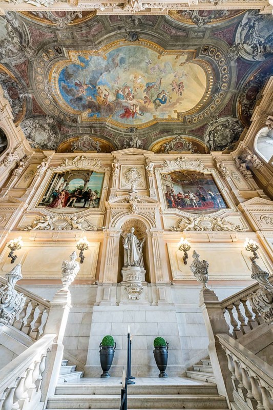 Staircase with sculptures of great Savoyards and glorifying ceiling fresco