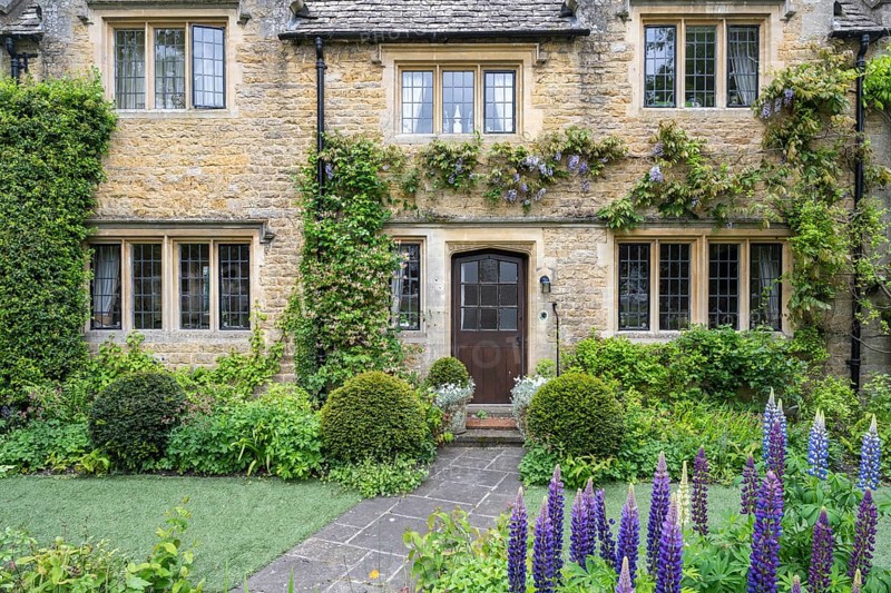 Typical stone house in the Cotswolds with lush gardens