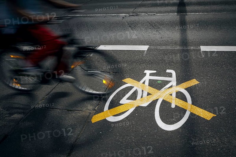 The pictogram for a cycle path in Ollenhauerstrasse in Berlin Reinickendorf has been crossed with a yellow marking. The new transport administration in Berlin has stopped several cycle path projects in Berlin. Berlin