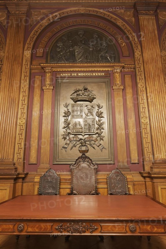 Wood-panelled wall with coat of arms of the Portuens Chamber of Commerce 1889