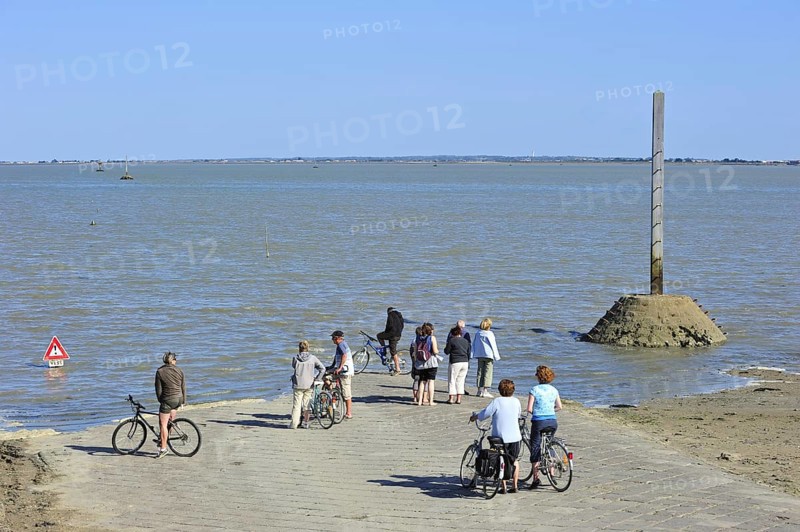 Tourists waiting for low tide to uncover the Passage du Gois