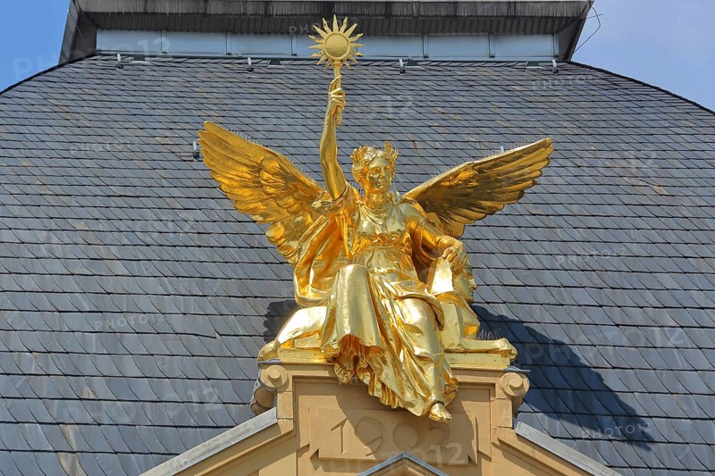 Golden sculpture Genius