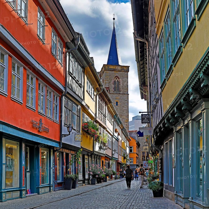 Half-timbered houses of the Kraemerbruecke with the Aegidienkirche