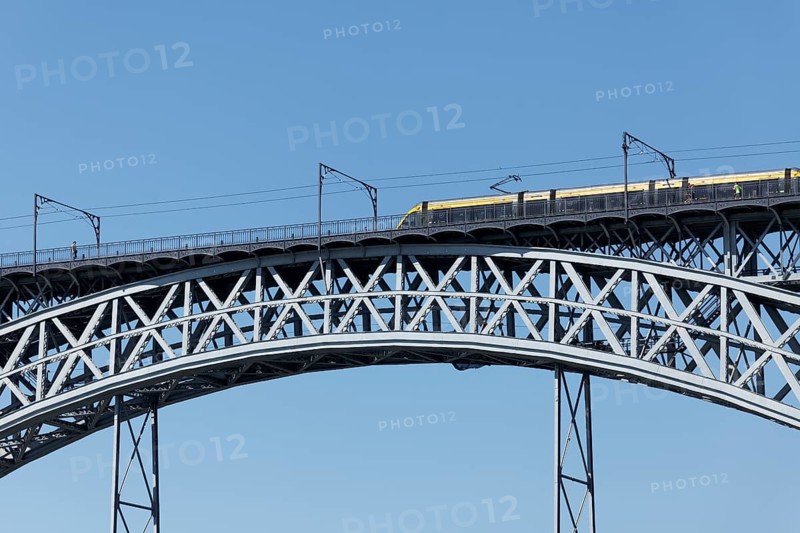 Metro do Porto train crossing the Ponte D. Luis I truss arch bridge