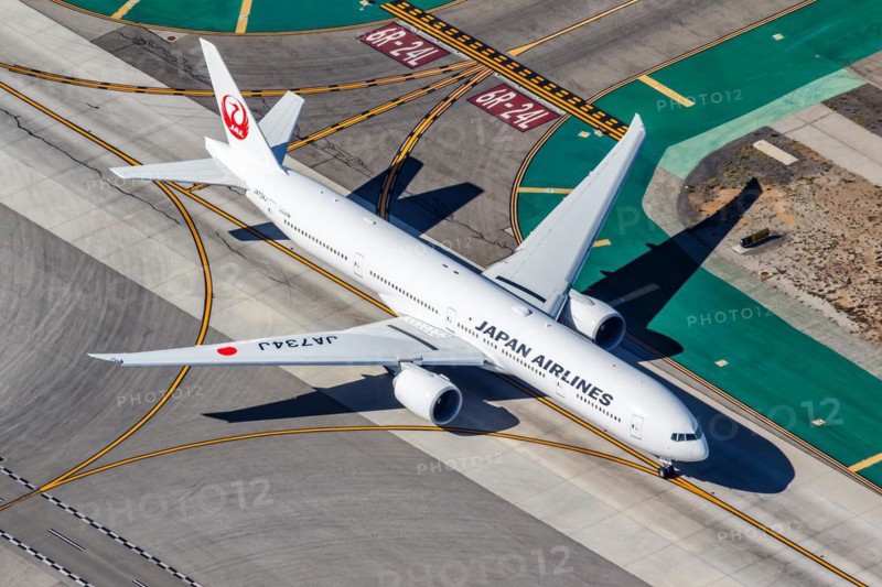 A Japan Airlines Boeing 777-300