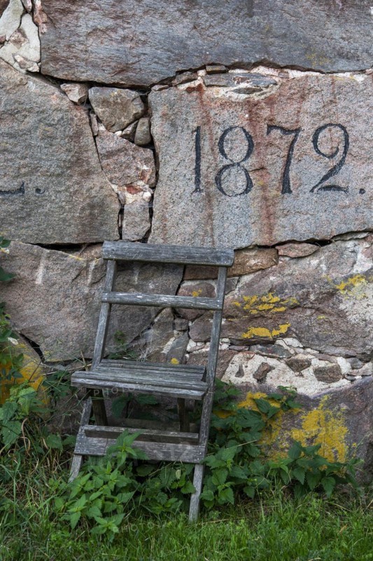 Year on old wall and old wooden chair