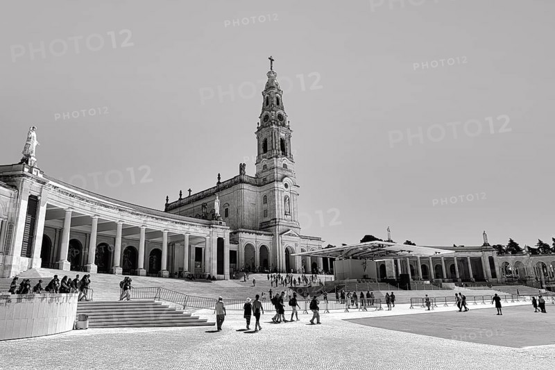 Pilgrims and tourist group in front of the Basilica of Our Lady of the Rosary