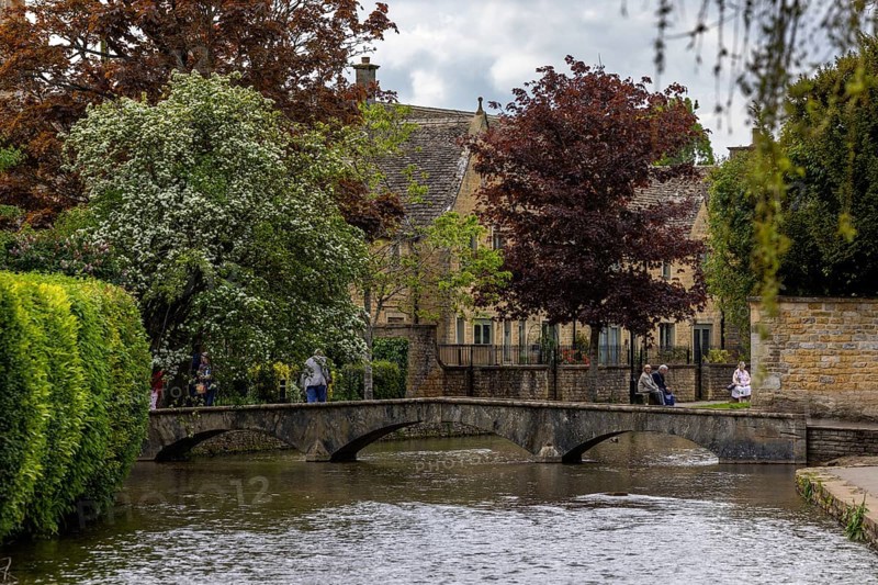 Rail-less arch bridges over the River Windrush