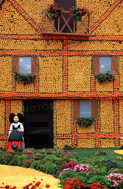 Replica of a half-timbered house with lemons and oranges in the Bioves Gardens