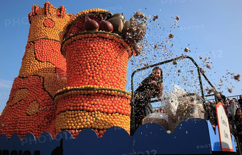 Sculptures made of citrus fruits