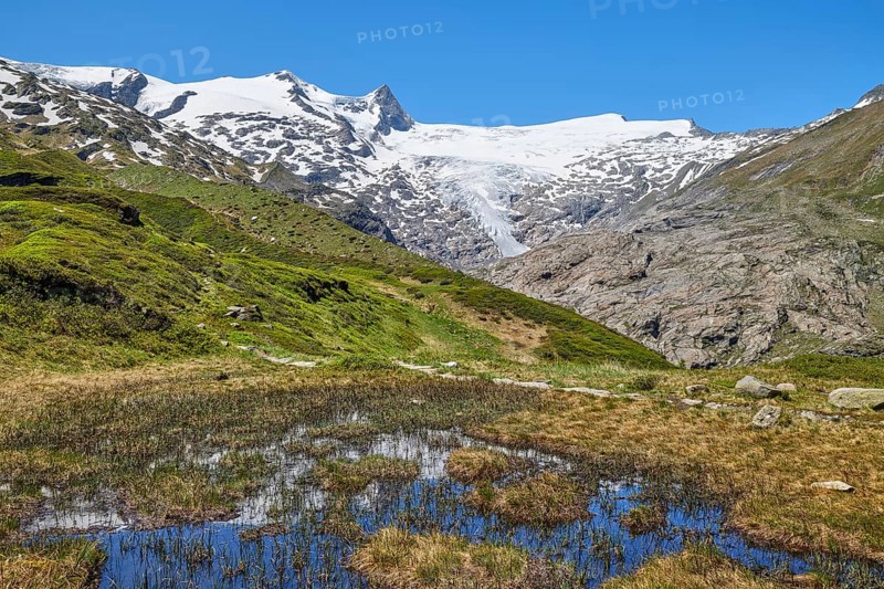 Hiking along the glacier trail in Innergschloess