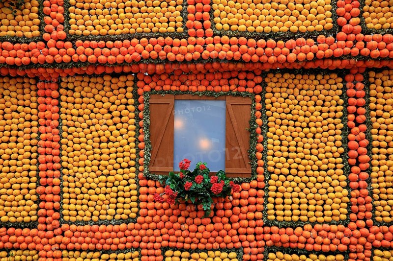 Replica of a half-timbered house with lemons and oranges