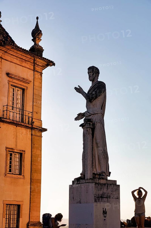 Statue with tourists