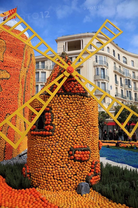 Representation of a windmill made of lemons and oranges