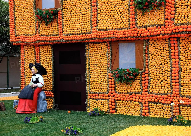 Replica of a half-timbered house with lemons and oranges in the Bioves Gardens
