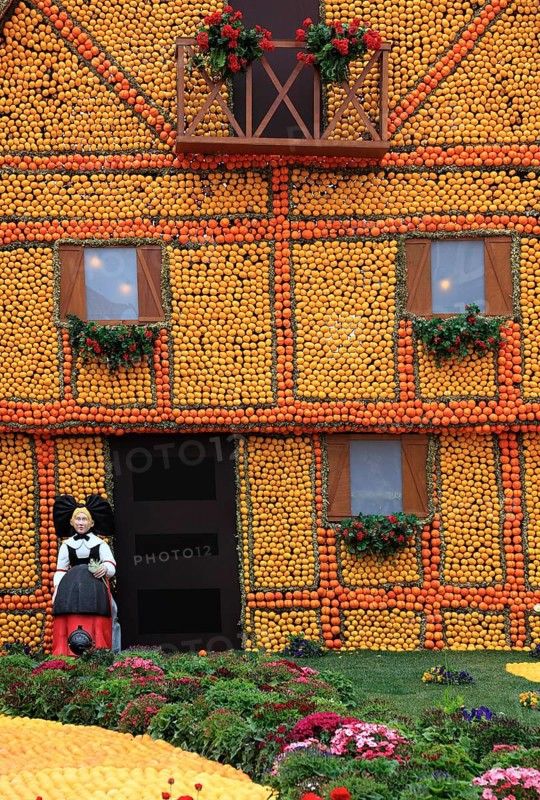 Replica of a half-timbered house with lemons and oranges in the Bioves Gardens