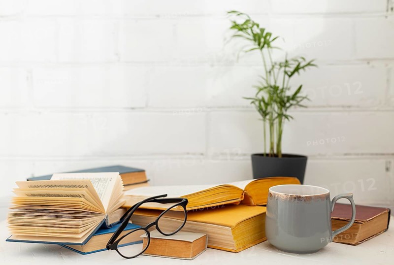 Arrangement with books cup