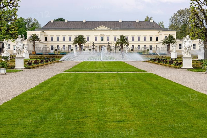 Bell Fountain and Herrenhausen Palace