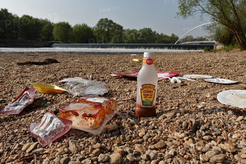 Party rubbish at Dessau city weir