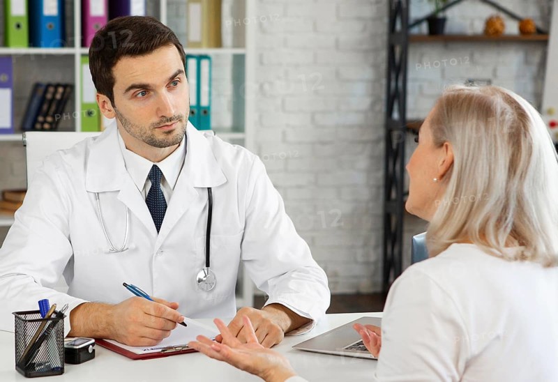 Medium shot doctor talking patient