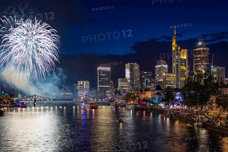 Numerous spectators watch the fireworks from the banks of the Main to mark the end of the MainfeSt