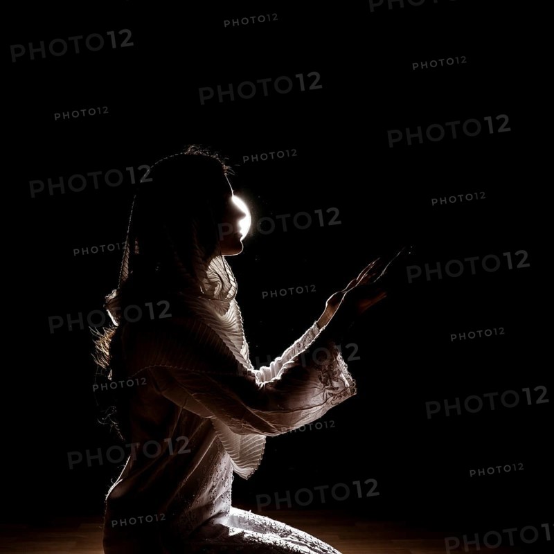 Silhouette muslim woman praying