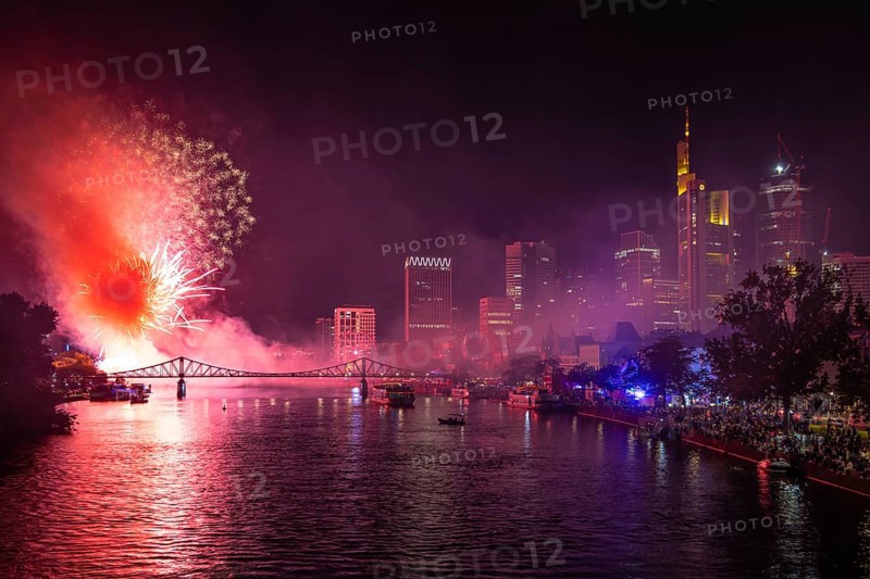 Numerous spectators watch the fireworks from the banks of the Main to mark the end of the MainfeSt