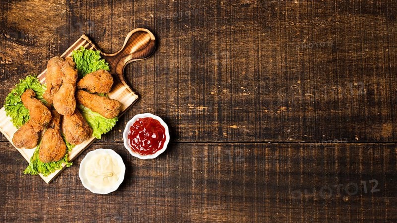 Fried drumsticks with ketchup