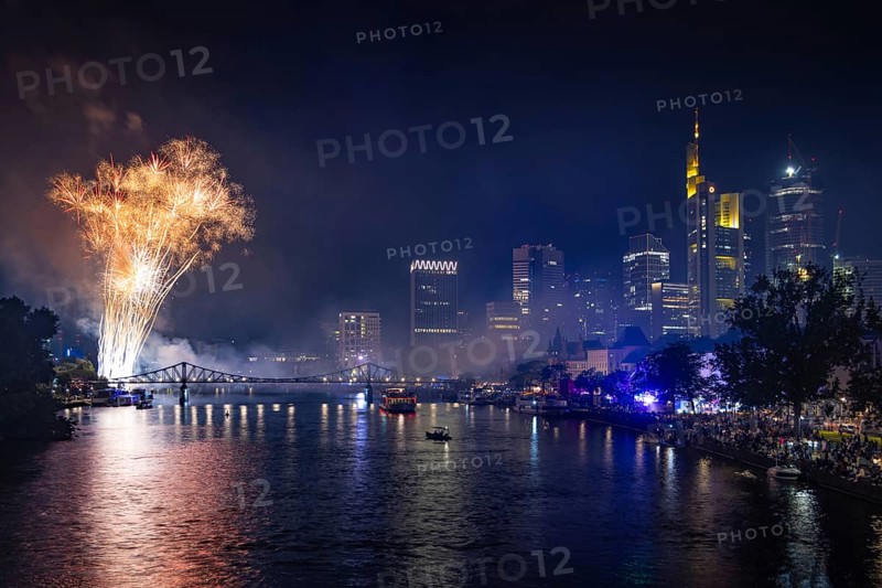 Numerous spectators watch the fireworks from the banks of the Main to mark the end of the MainfeSt