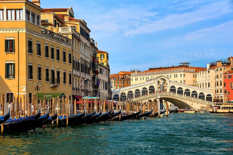 Great view of famous bridge of Rialto or ponte di Rialto over Grand Canal
