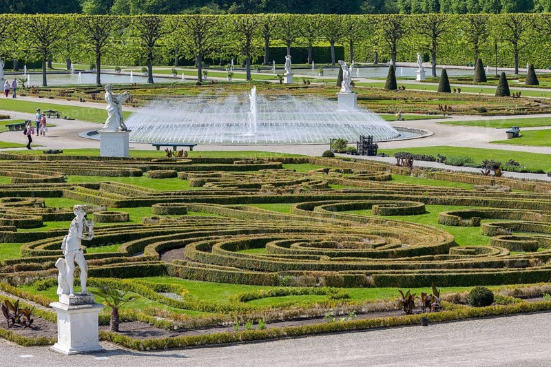 Fountain with Baroque sculptures in Herrenhaeuser Gardens
