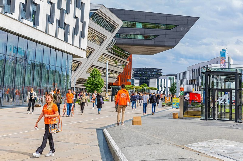 Students on the campus of the University of Economics WU