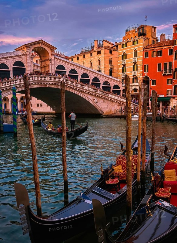 Sunset view of famous bridge of Rialto or ponte di Rialto on Grand Canal