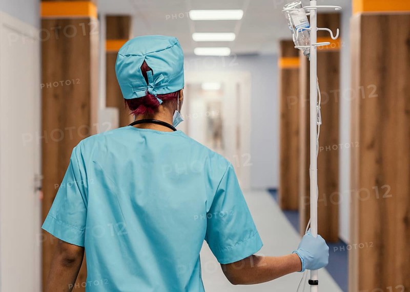 Medium shot health worker hospital