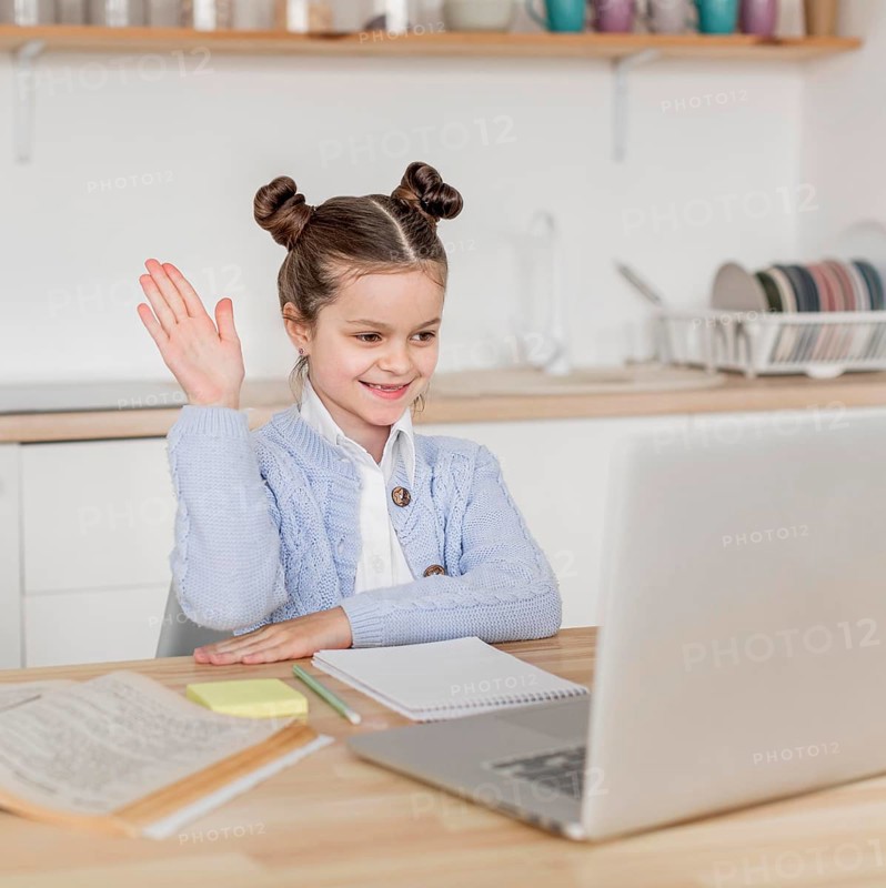 Little girl knowing answer her teacher s question