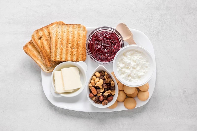 Tray with toast marmalade