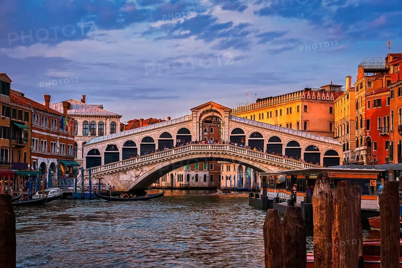 Sunset view of famous bridge of Rialto or ponte di Rialto over Grand Canal