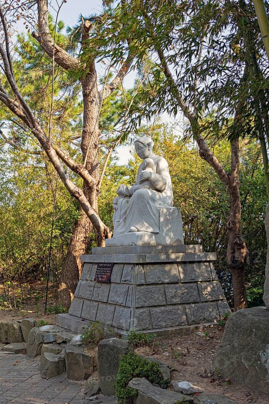 Statue of mother and child