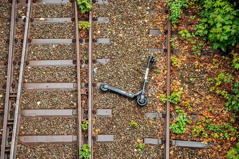 An electric scooter lies overturned between two railway tracks in Duesseldorf