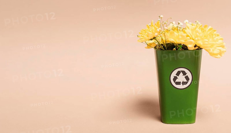 Copy space recycle bin with flowers