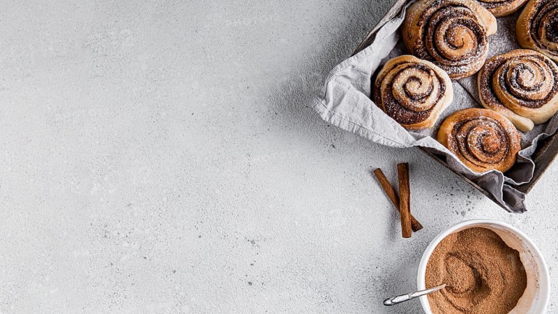 Delicious cinnamon rolls with copy space