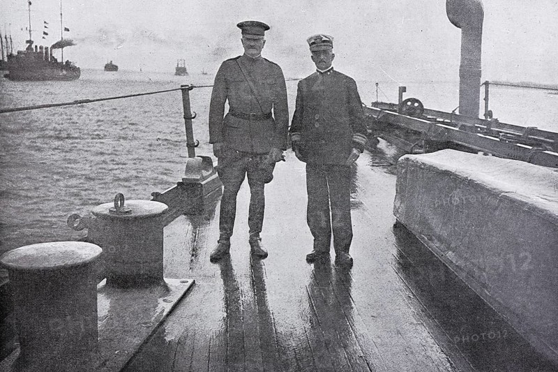 General Pershing and the vice admiral Gleaves on board a warship