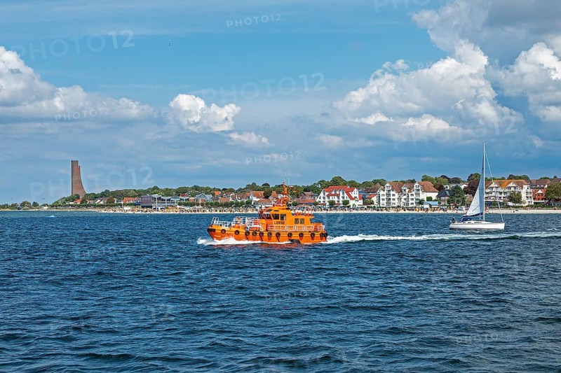 Pilot boat and sailboat off Laboe